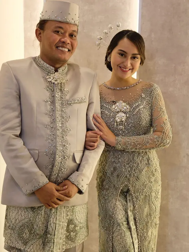 6 Potret Sule dan Memes Prameswari Pamer Pakai Baju Pengantin, Tampil Serasi