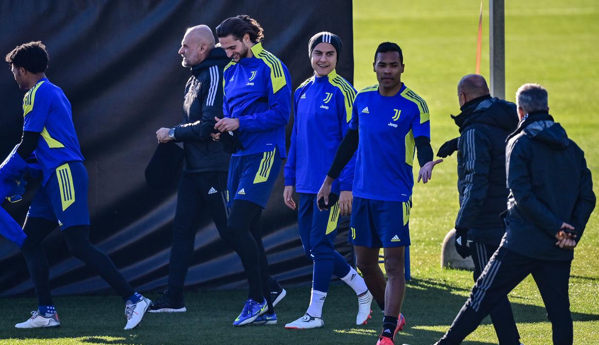 Para pemain Juventus menghadiri sesi latihan di tempat latihan Continassa di Turin, Italia (7/12/2021). Juventus akan bertanding melawan Malmo pada Grup H Liga Champions di Allianz Stadium. (AFP/Marco Bertorello)