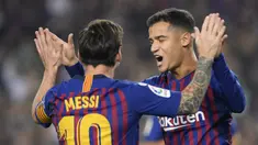 Pemain Barcelona, Philippe Coutinho, merayakan gol yang dicetak Lionel Messi ke gawang Sevilla pada laga La Liga Spanyol di Stadion Camp Nou, Barcelona, Sabtu (20/10). Barcelona menang 4-2 atas Sevilla. (AFP/Lluis Gene)