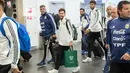 Lionel Messi dan skuat Timnas Argentina setibanya di bandara internasional Zhukovsky, Moskow, Sabtu (9/6). Dalam penerbangan menuju Rusia untuk Piala Dunia 2018, para pemain mengenakan seragam putih-hitam. (AP/Pavel Golovkin)