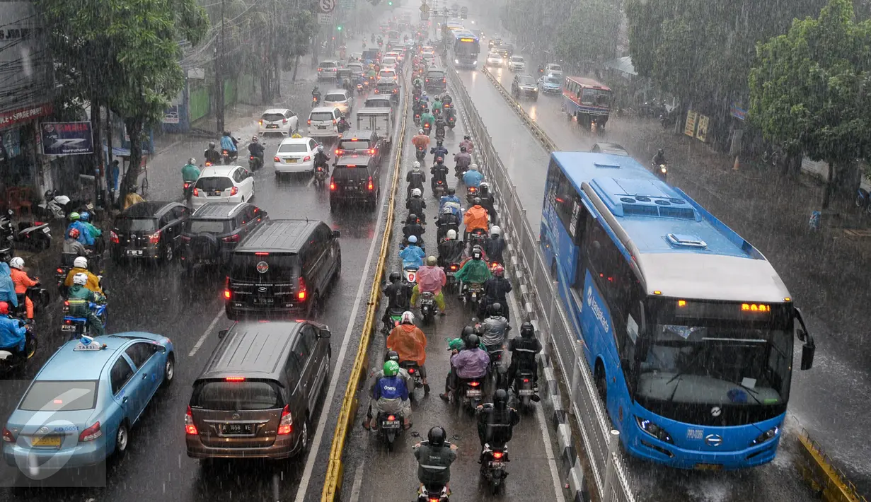 Sejumlah kendaraan pribadi memasuki jalur Busway di Jalan Mampang Prapatan, Jakarta, Selasa (11/10). Meski disterilkan, pengedara pribadi tetap nekat memasuki jalur bus Transjakarta untuk menghindari kemacetan. (Liputan6.com/Yoppy Renato)