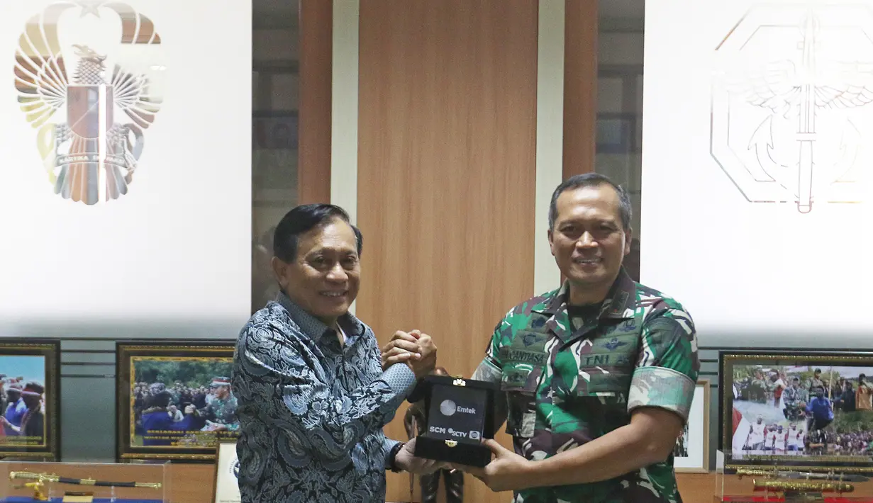 Direktur SCM, Imam Sudjarwo memberikan cendera mata kepada Danjen Kopassus Mayjend TNI I Nyoman Cantiasa saat bersilaturahmi ke Markas Kopassus, Jakarta, Senin (13/1/2020). Kunjungan itu bentuk silaturahmi bersama salah satu mitra perusahaan, dalam hal ini TNI. (Liputan6.com/Herman Zakharia)