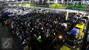 Pemudik menggunakan motor dan mobil antre memasuki kapal feri di Pelabuhan Merak, Banten, Rabu dinihari (15/7/2015) dinihari. H-2 pemudik mulai memadati kawasan Pelabuhan Merak untuk menyeberang ke Pelabuhan Bakauheni Lampung. (Liputan6.com/Johan Tallo) 