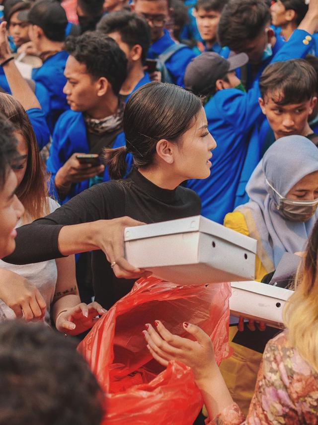 7 Momen Awkarin Bagikan 3000 Nasi Kotak untuk Peserta Demo di DPR