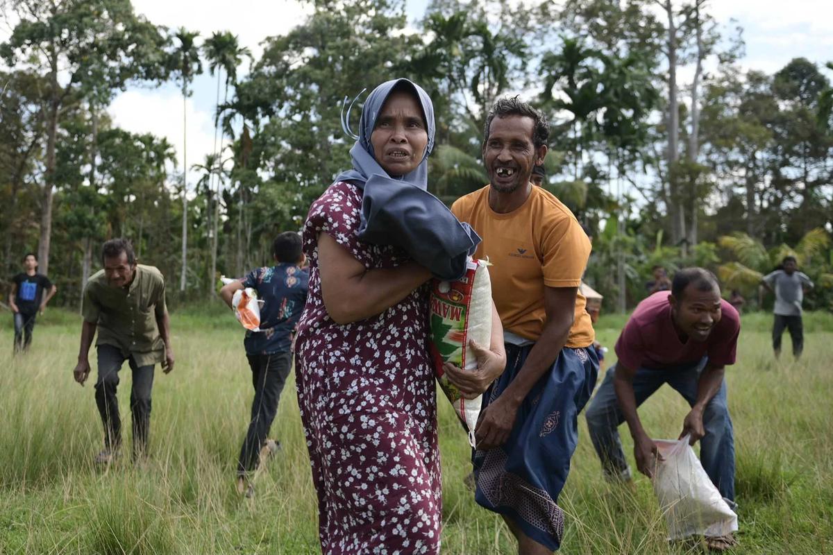 FOTO: Bantuan Udara Dikebut untuk Warga Terdampak Banjir di Aceh