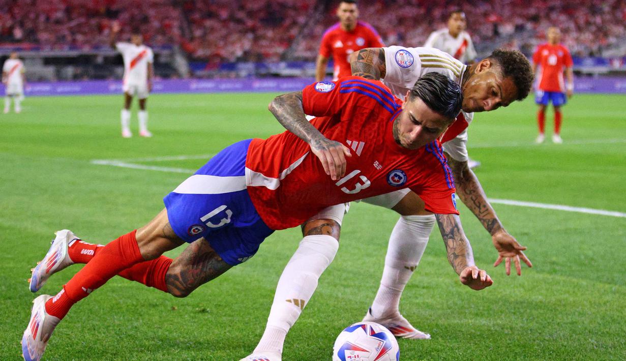 Selang empat menit, giliran Peru mendapat kesempatan mencetak gol dari tembakan kaki kiri Edison Flores, sayang tendangannya masih melebar ke sisi kiri gawang. (Aric Becker/AFP)