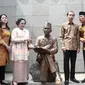 Puan Maharani, Megawati Soekarnoputri, Presiden Jokowi dan Wali Kota Bandung Ridwan Kamil melihat patung Soekarno saat mengunjungi Penjara Banceuy, Bandung, Rabu (1/6). Penjara itu pernah menjadi tempat penahanan Soekarno. (Liputan6.com/Faizal Fanani)