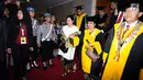 Presiden kelima RI Megawati Soekarnoputri (tengah) bersama Menko PMK Puan Maharani berjalan menuju Auditorium Universitas Negeri Padang jelang penganugerahan gelar Doktor Kehormatan, Rabu (27/9). (Liputan6.com/Helmi Fithriansyah)