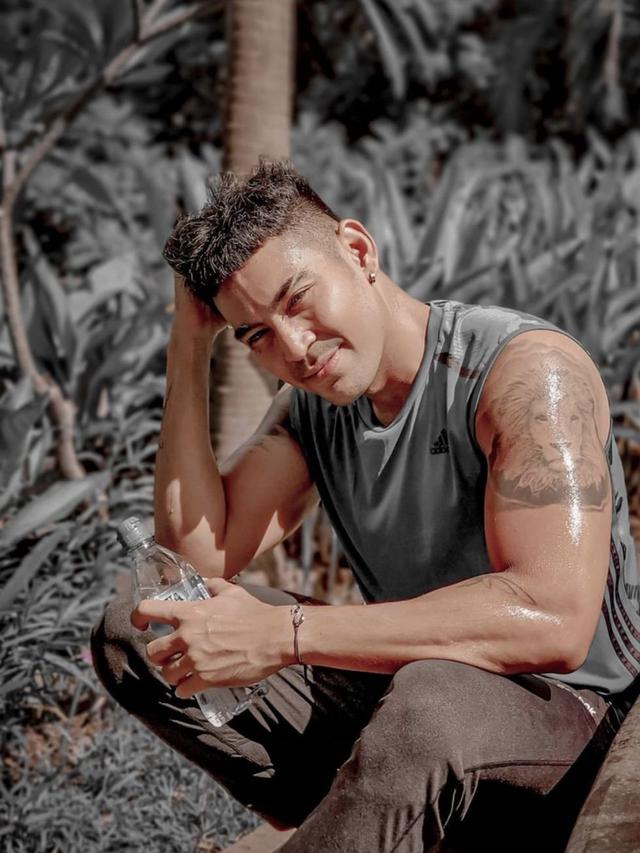 6 Potret Seleb Cowok Saat Pamer Tato Tampil Macho Hot Liputan6 Com