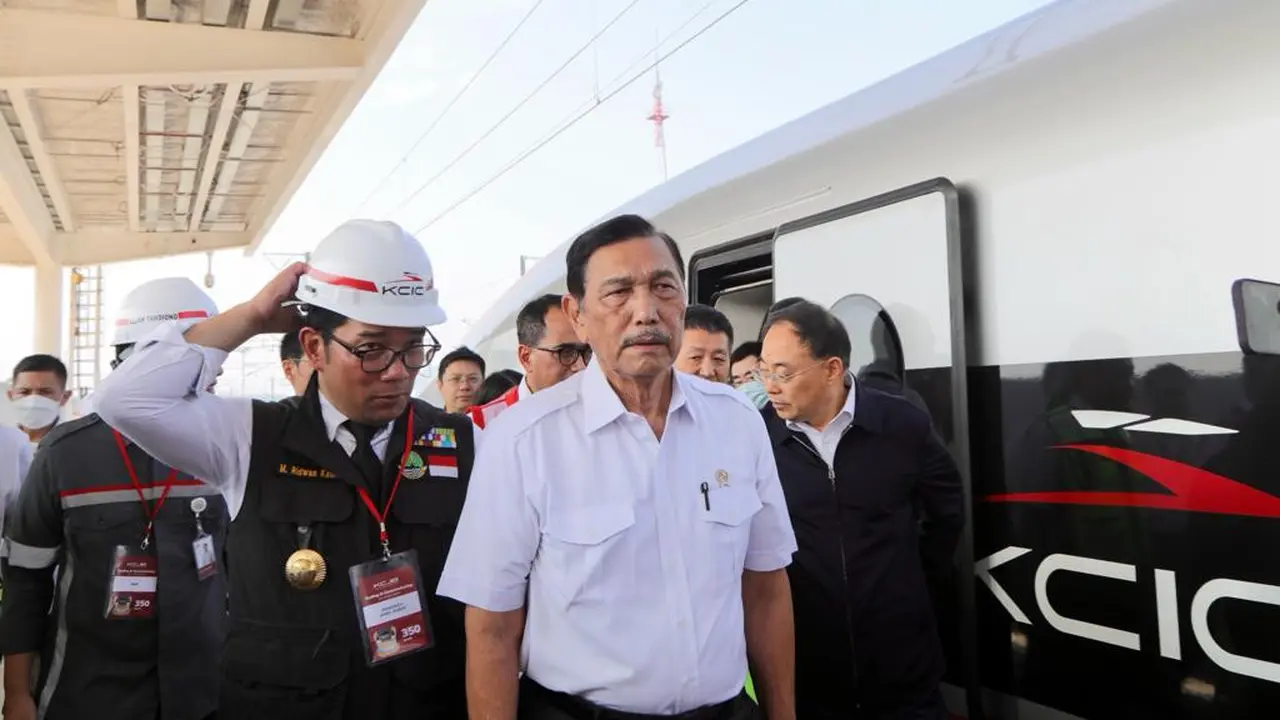Menteri Koordinator Bidang Kemaritiman dan Investasi, Luhut Binsar Pandjaitan lakukan uji coba LRT Jabodetabek dan Kereta Cepat Jakarta-Bandung (KCJB) pada Kamis (22/6/2023). (Dok Kemenko Marves)