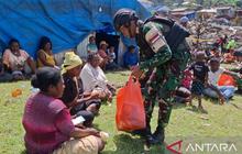 Satgas Yonif 511 Bagikan Makanan Sehat, Wujud Kepedulian untuk Korban Kebakaran Tolikara