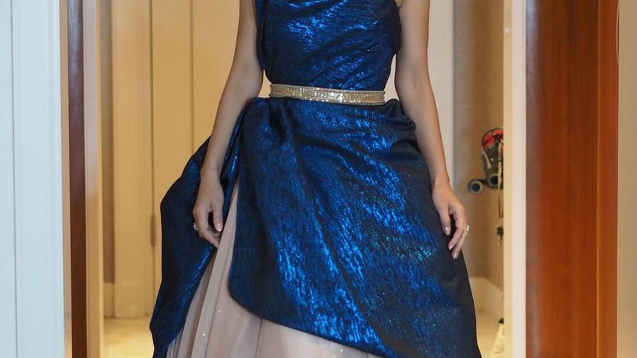6 Potret Yuni Shara Dipuji Mirip Princess, Tampil Awet Muda Pakai Dress Biru di Usia 52 Tahun