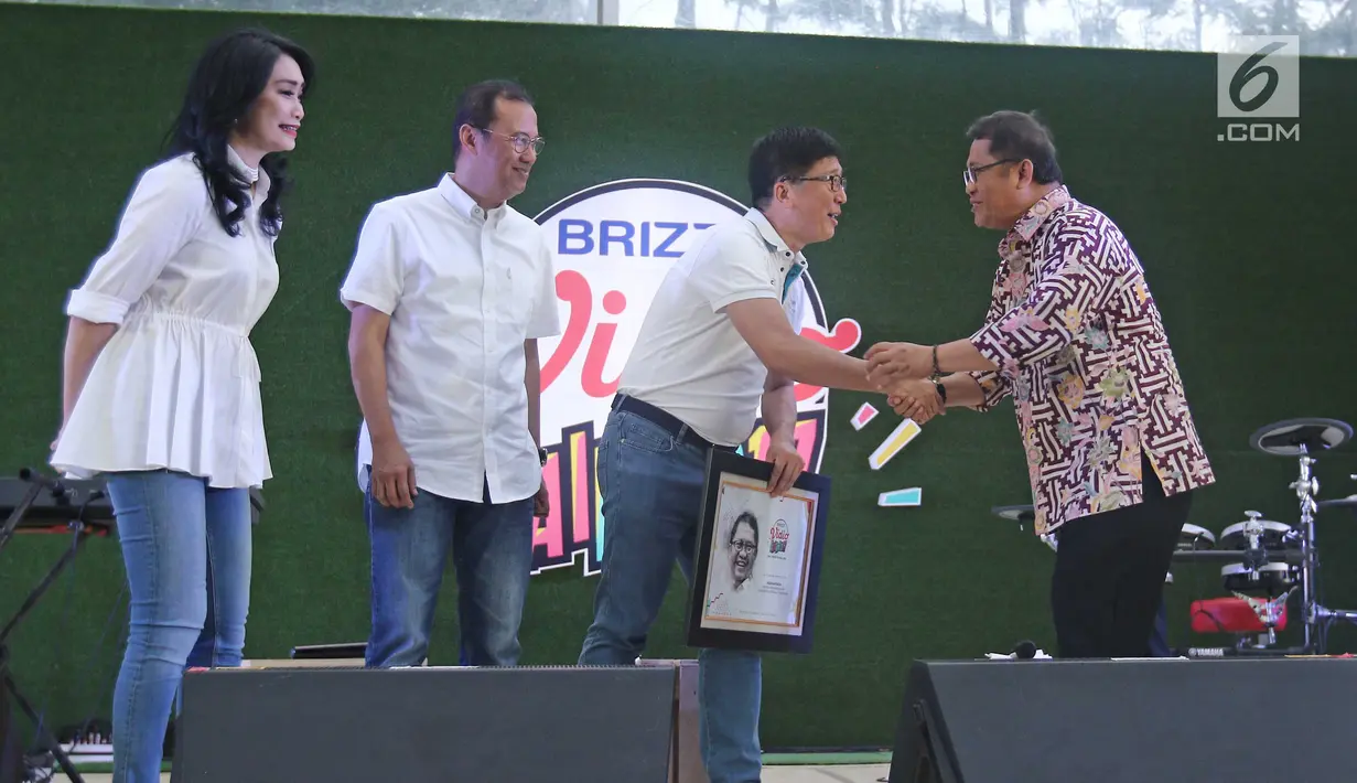 Menkominfo, Rudiantara berjabat tangan dengan President Director PT Surya Citra Media Tbk (SCTV) Sutanto Hartono seusai mengisi acara Brizzi Vidio Fair 2017 di The Space Senayan City, Jakarta Pusat, Sabtu (9/12).  (Liputan6.com/Herman Zakharia)