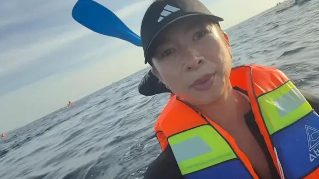 7 Aksi Jennifer Bachdim Canoeing dari Sanur ke Nusa Dua, Dayung 14 Km di Laut