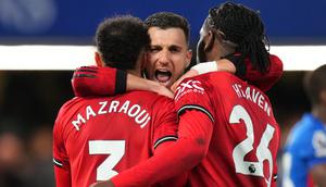 Duet dadakan di jantung pertahanan Manchester United, Ayden Heaven dan Noussair Mazraoui, tampil apik ketika timnya menang 1-0 atas Chelsea pada laga pekan ke-33 Premier League di Stamford Bridge, Minggu (19/04/2026) dini hari WIB. (AP Photo/Kirsty Wigglesworth)