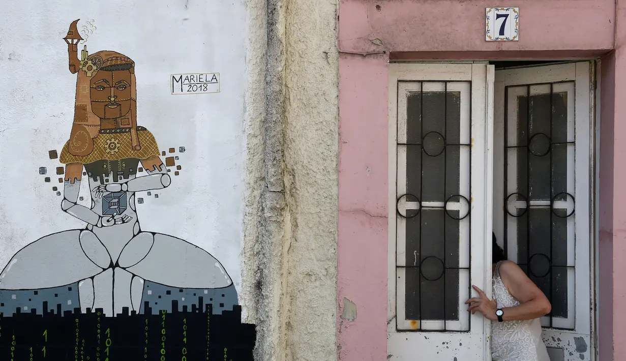 Mural yang terinspirasi oleh karya Velazquez "Las Meninas" terlihat selama festival seni jalanan tahunan Meninas de Canido di Ferrol, Spanyol, Minggu (2/9). (MIGUEL RIOPA/AFP)