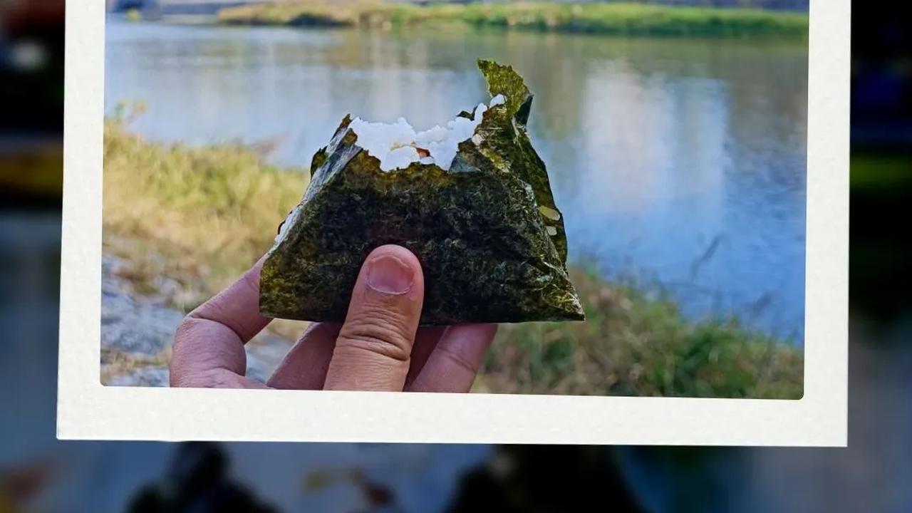 8. Ketika cuacanya sejuk, wisatawan yang suka piknik biasanya duduk di tepi sungai dan menikmati minuman hangat atau makanan ringan.