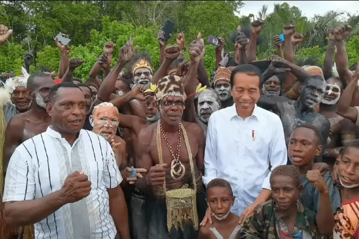 Presiden Joko Widodo atau Jokowi menyapa sejumlah warga Kabupaten Asmat, Provinsi Papua Selatan, usai meresmikan Bandara Ewer, Rabu (6/7/2023) (Fotografer Presiden, Agus Suparto)