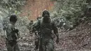 Potret Pangeran Mateen berjalan di tengah hutan dengan seragam militernya yang lengkap. Ia juga memegang senjata api laras panjang dan penutup telinga, tampak keren walau tak melihat ke arah kamera. [Foto: Instagram/tmski]