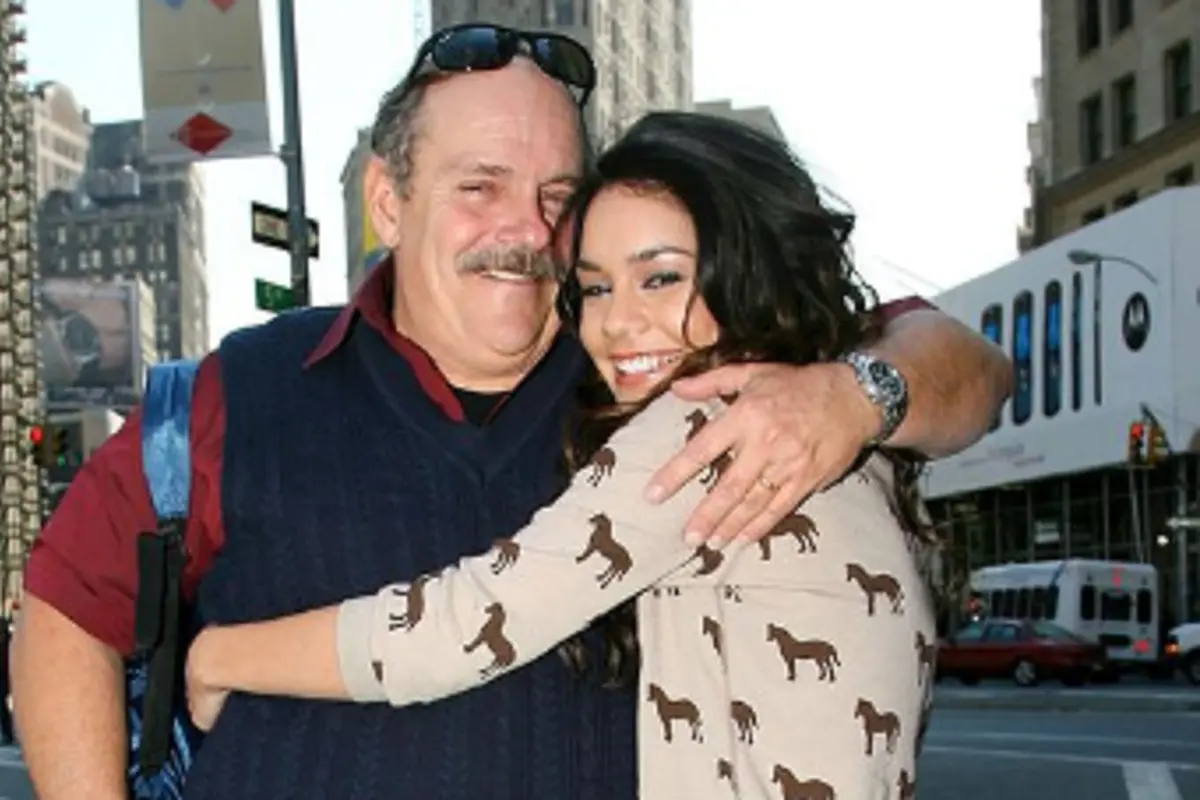 Kesedihan Vanessa Hudgens saat Sang Ayah Meninggal Dunia