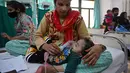 Ruang gawat darurat sederhana di rumah sakit Chacha Nehru Bal Chikitsalaya yang dikelola oleh pemerintah di ibu kota India ini penuh sesak dengan anak-anak yang berjuang untuk bernapas. (Arun SANKAR / AFP)