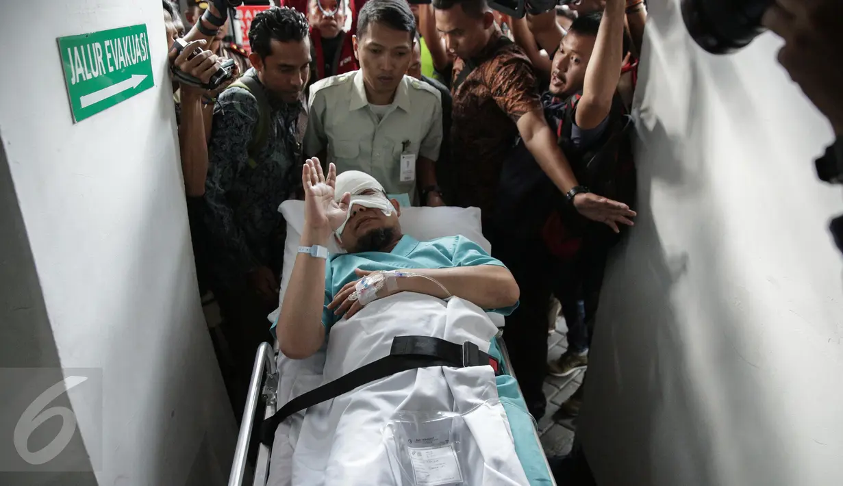 Penyidik KPK, Novel Baswedan tiba di RS Jakarta Eye Center (JEC), Menteng, Jakarta, Selasa (11/4). Pemindahan Novel Baswedan RS JEC agar mendapatkan perawatan yang lebih intensif untuk matanya. (Liputan6.com/Faizal Fanani)