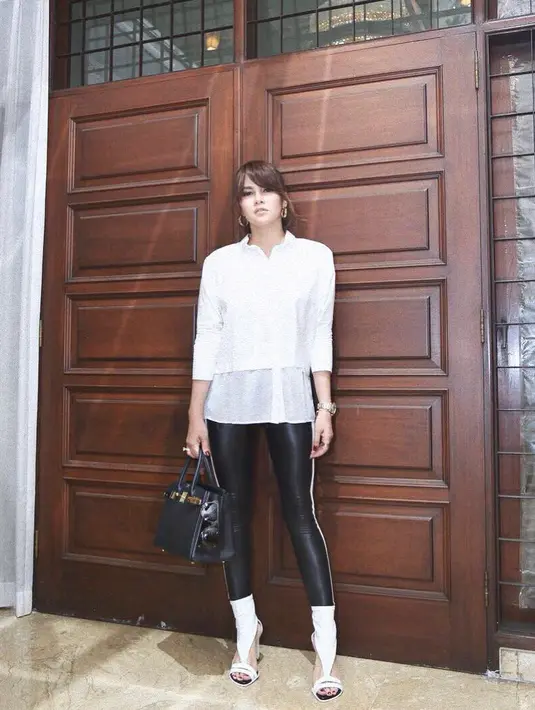 Kalau yang satu ini, Olla tampil dengan nuansa monokrom. Ia memakai jegging hitam dengan blus putih sebagai paduannya yang dicocokan dengan heelsnya. Makin keren tampilannya lantaran Olla menjinjing tas hitam. (Instagram/ollaramlanaufar)