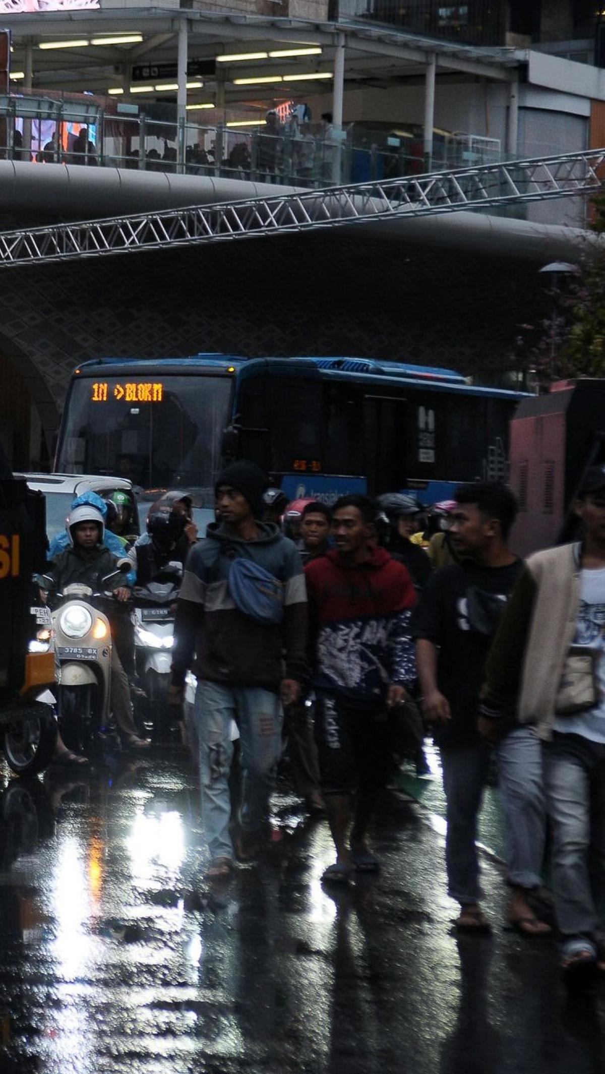 Meskipun ibu kota sedang diguyur hujan, antusiasme masyarakat bisa dilihat dari kedatangan mereka yang mulai meramaikan kawasan Bundaran HI.