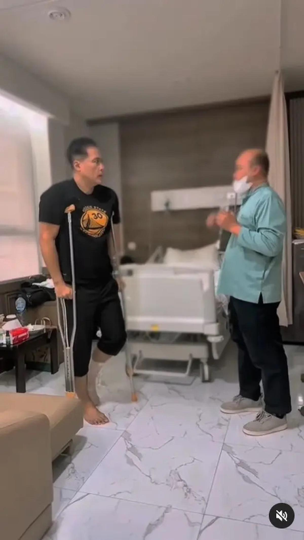 6 Potret Adjie Pangestu Belajar Jalan Usai Alami Cedera Tendon Achilles, Semangat Sembuh