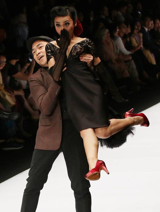 Desainer mengangkat modelnya saat parade desainer dalam acara pembukaan Jakarta Fashion Week 2017 di Senayan City, Jakarta, Sabtu (22/10). JFW tahun ini menampilkan lebih dari dari 250 desainer dan label. (Liputan6.com/Immanuel Antonius)