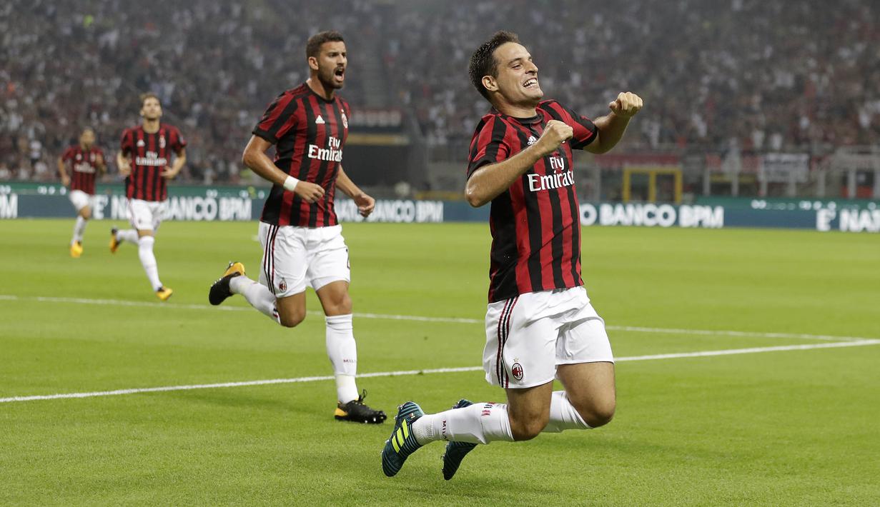 Gelandang AC Milan, Giacomo Bonaventura, melakukan selebrasi  usai mencetak gol ke gawang CSU Craiova pada laga kualifikasi Liga Europa di Stadion San Siro, Milan, Jumat (4/8/2017). AC Milan menang 2-0 atas CSU Craiova. (AP/Antonio Calanni)