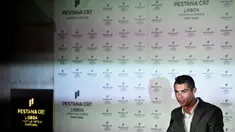 Bintang Real Madrid Cristiano Ronaldo memberikan sambutan saat meresmikan hotel mewah kedua miliknya, di ibu kota Portugal, Lisbon, Minggu (2/10). Hotel bintang lima itu diberi nama The Pestana CR7 Lisbon. (PATRICIA DE MELO MOREIRA/AFP)