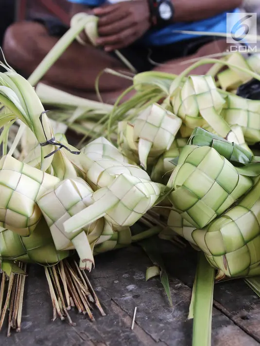 Penampakan kulit ketupat yang siap untuk dijual di Pasar Kemiri Muka, Depok, Jawa Barat, Selasa (12/6). Pedagang membanderol satu ikat kulit ketupat isi 10 dengan harga Rp 10 ribu. (Liputan6.com/Herman Zakharia)