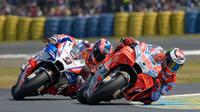 Pembalap Pramac, Danilo Petrucci (9), bersaing ketat dengan jagoan Ducati, Jorge Lorenzo, pada balapan MotoGP Prancis, Minggu (20/5/2018). (MotoGP.com)