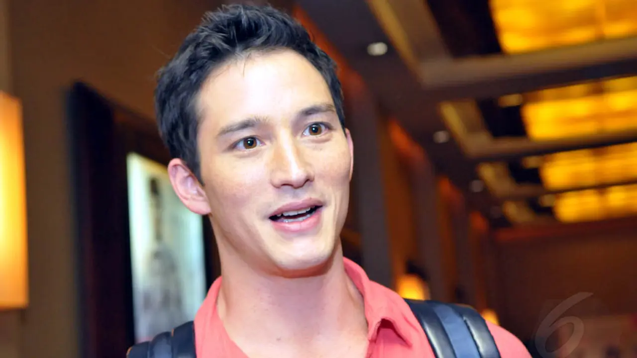 Demi Anak, Mike Lewis Main Film