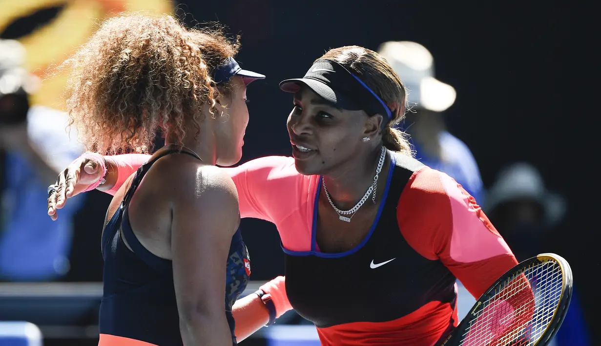 Petenis Jepang Naomi Osaka diberi selamat oleh Serena Williams dari Amerika Serikat setelah memenangi pertandingan semifinal kejuaraan tenis Australia Terbuka di Melbourne, Australia, Kamis (18/2/2021). Osaka lolos ke babak final Australia Open untuk kedua kalinya. (AP Photo/Andy Brownbill)