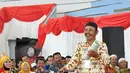Warga tertawa  karena mendapatkan hadiah sepeda dari Presiden Jokowi dalam acara pembagian sertifikat di GOR Way Handak, Kalianda, Lampung Selatan, Lampung, Minggu (21/1). (Liputan6.com/Pool/Laily Rachev-Biro Pers Setpres)