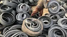 Pengepul memotong limbah ban bekas di kawasan Tanah Abang, Jakarta, Rabu (27/12). Keterbatasan lahan membuat para pengepul terpaksa mengumpulkan limbah ban bekas dari seluruh kawasan bantaran Kanal Banjir Barat. (Liputan6.com/Immanuel Antonius)
