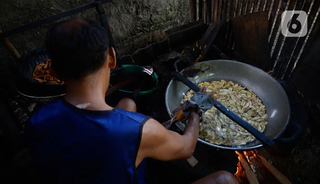 Pekerja memotong dan langsung menggoreng pisang untuk dijadikan keripik di Desa Cogreg, Parung Bogor, Jawa Barat, Kamis (3/9/2020). Keripik Pisang tersebut akan dikirim ke pasar dengan harga Rp 35 ribu untuk menambah pilihan oleh-oleh dari Kota Hujan. (merdeka.com/Dwi Narwoko)