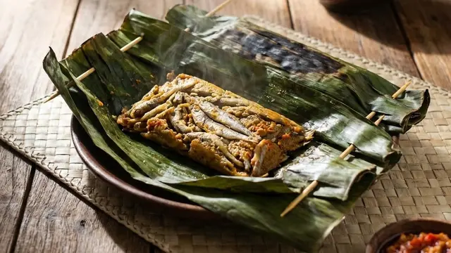 Cara Membuat Pepes Ikan Teri Daun Pisang