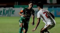 Kapten PSS Sleman, Bagus Nirwanto, mencoba lepas dari hadangan gelandang PSM Makassar, Rizky Eka. (Dok. PSS Sleman)