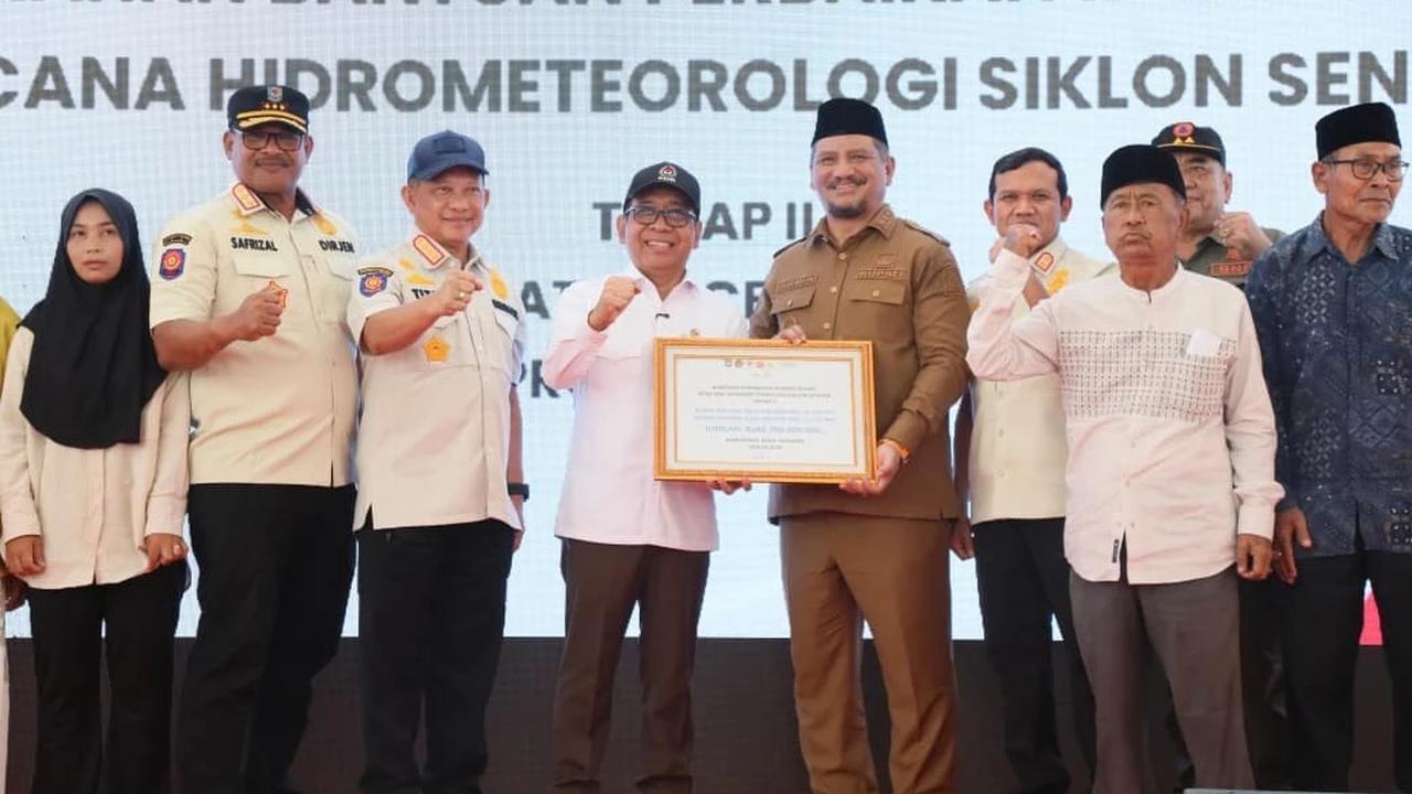 Mendagri Tito Karnavian menyerahkan dana stimulan perbaikan rumah rusak tahap II di Kantor Bupati Aceh Tamiang