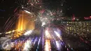 Kembang api menghiasi langit di kawasan Bundaran HI, Jakarta, Jumat (1/1/2016) malam. Kemeriahan kembang api tersebut merupakan bentuk perayaan pergantian tahun 2015 menuju 2016. (Liputan6.com/Angga Yuniar)