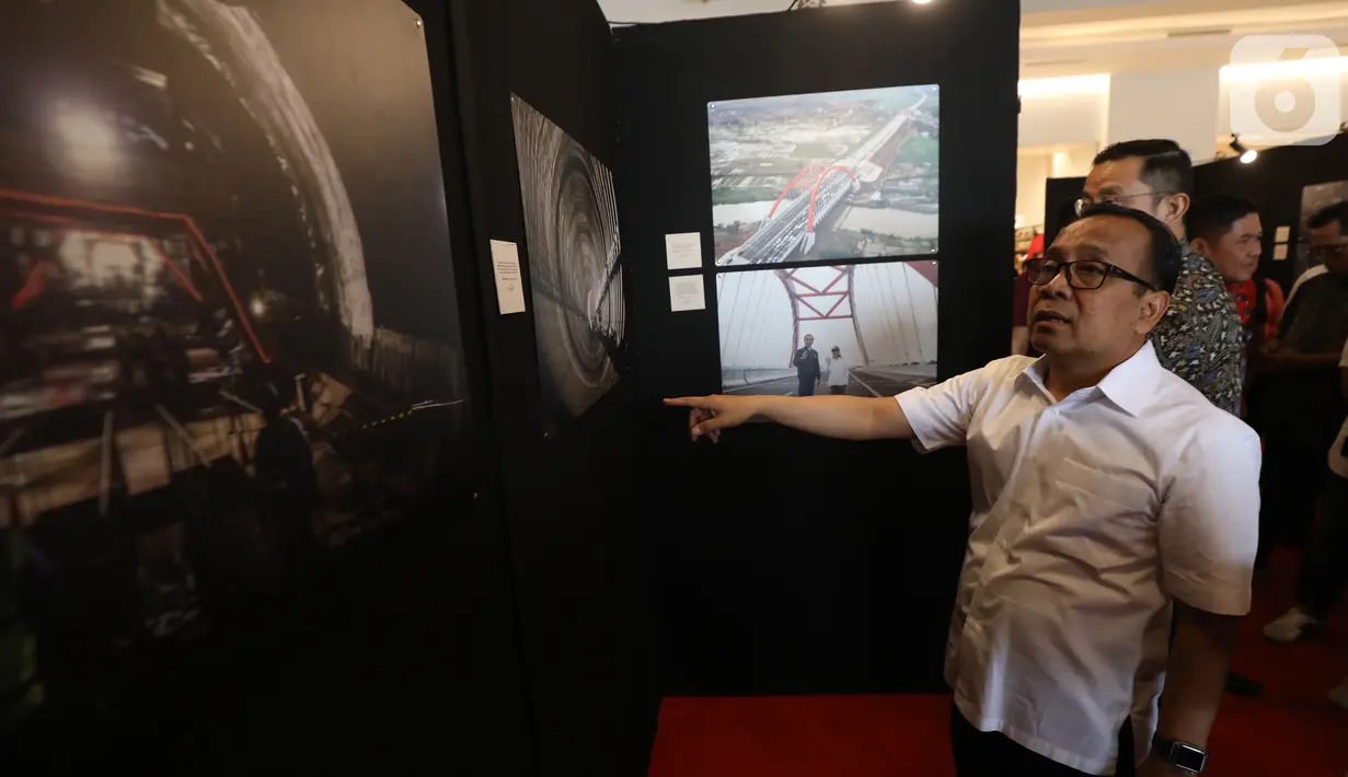 Mensesneg Pratikno melihat pameran foto Membangun Indonesia di Mall Neo Soho, Jakarta, Minggu (10/11/2019). Pameran menampilkan foto-foto jurnalistik mengenai pembangunan Indonesia yang dikerjakan Jokowi-JK selama 5 tahun bekerja dan akan berlangsung hingga 17/11. (Liputan6.com/Angga Yuniar)