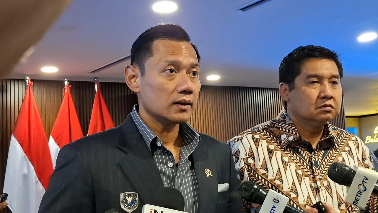 Menteri Koordinator Bidang Infrastruktur dan Pembangunan Kewilayahan, Agus Harimurti Yudhoyono (AHY) di Kantor Kemenko IPK, Jakarta, Kamis (11/12/2025). (Liputan6.com/Arief)