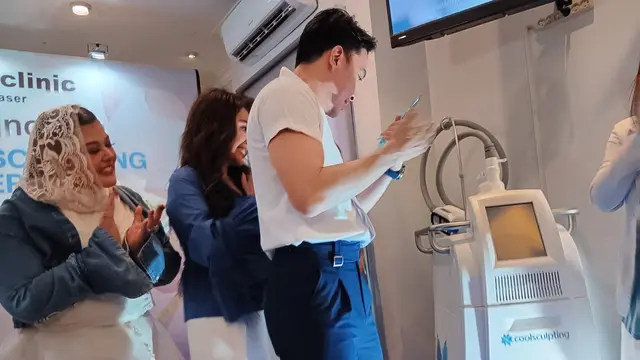 dr. Ekles, CEO Ekles Group (Tengah) bersama Shindy Fioeria, dan Meiline Tenardi dalam acara Peluncuran Perdana Ekle's Coolsculpting New Generation di Ekles Clinic, Pluit, Jakarta Utara