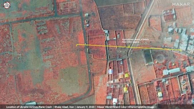 Gambar inframerah berwarna ini ditangkap oleh satelit WorldView-2 Maxar Technologies pada 9 Januari 2020, menunjukkan puing-puing dari pesawat Ukraina yang jatuh di Iran (Maxar Technologies)