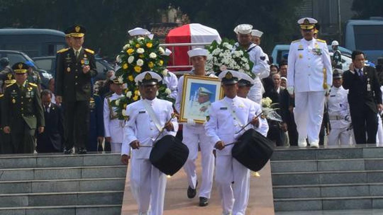 Prosesi pemakaman Laksamana (Purn) Sudomo