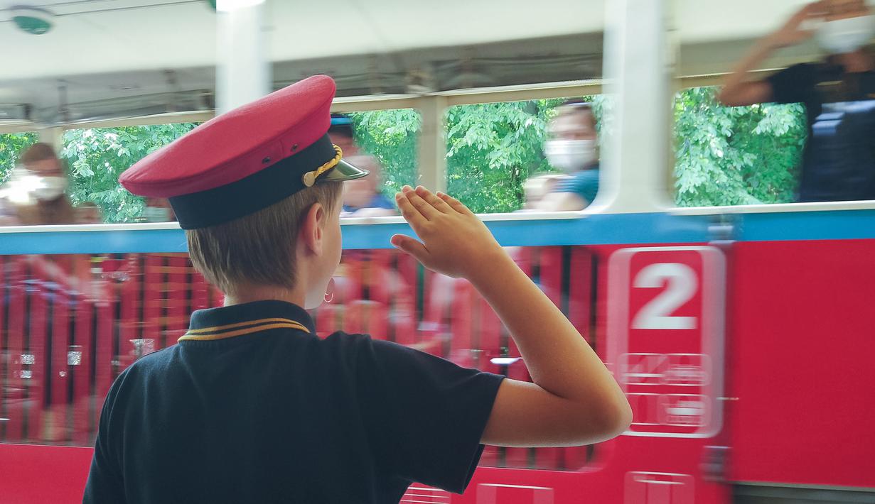 Seorang anak bekerja di sebuah kereta di Jalur Kereta Anak di Budapest, 26 Agustus 2020. Jalur kereta sempit yang melintasi hutan perbukitan di ibu kota Hungaria ini sebagian besar layanan komersial dan manajemen lalu lintasnya dilakukan  anak-anak usia 10-14 tahun (Xinhua/Attila Volgyi)