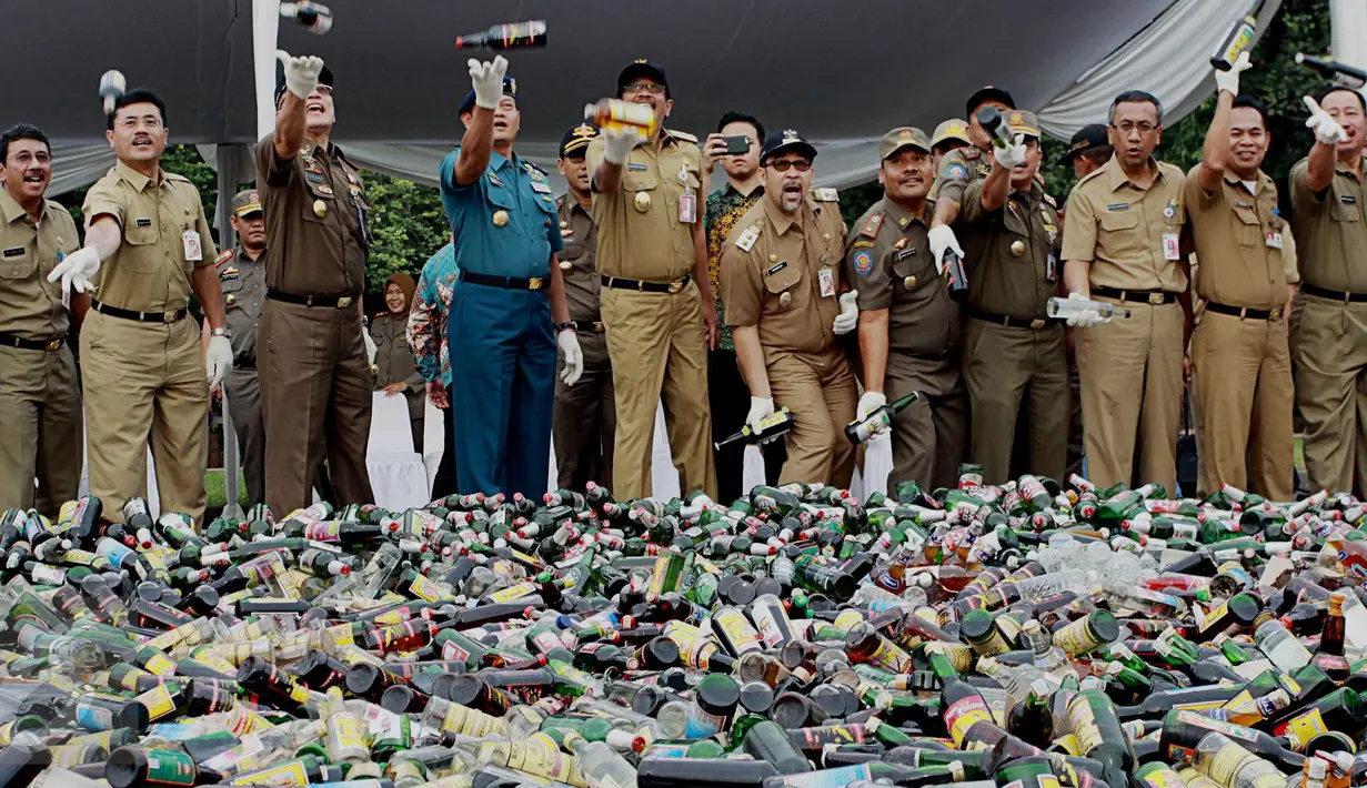 Wagub DKI Djarot Saiful Hidayat memusnahkan ribuan botol minuman beralkohol ilegal hasil operasi sejak Januari-Juni 2016, di kawasan Monas, Jakarta, Selasa (28/6). 19.628 botol yang antara lain hasil penertiban di Kalijodo. (Liptan6.com/Gempur M Surya)
